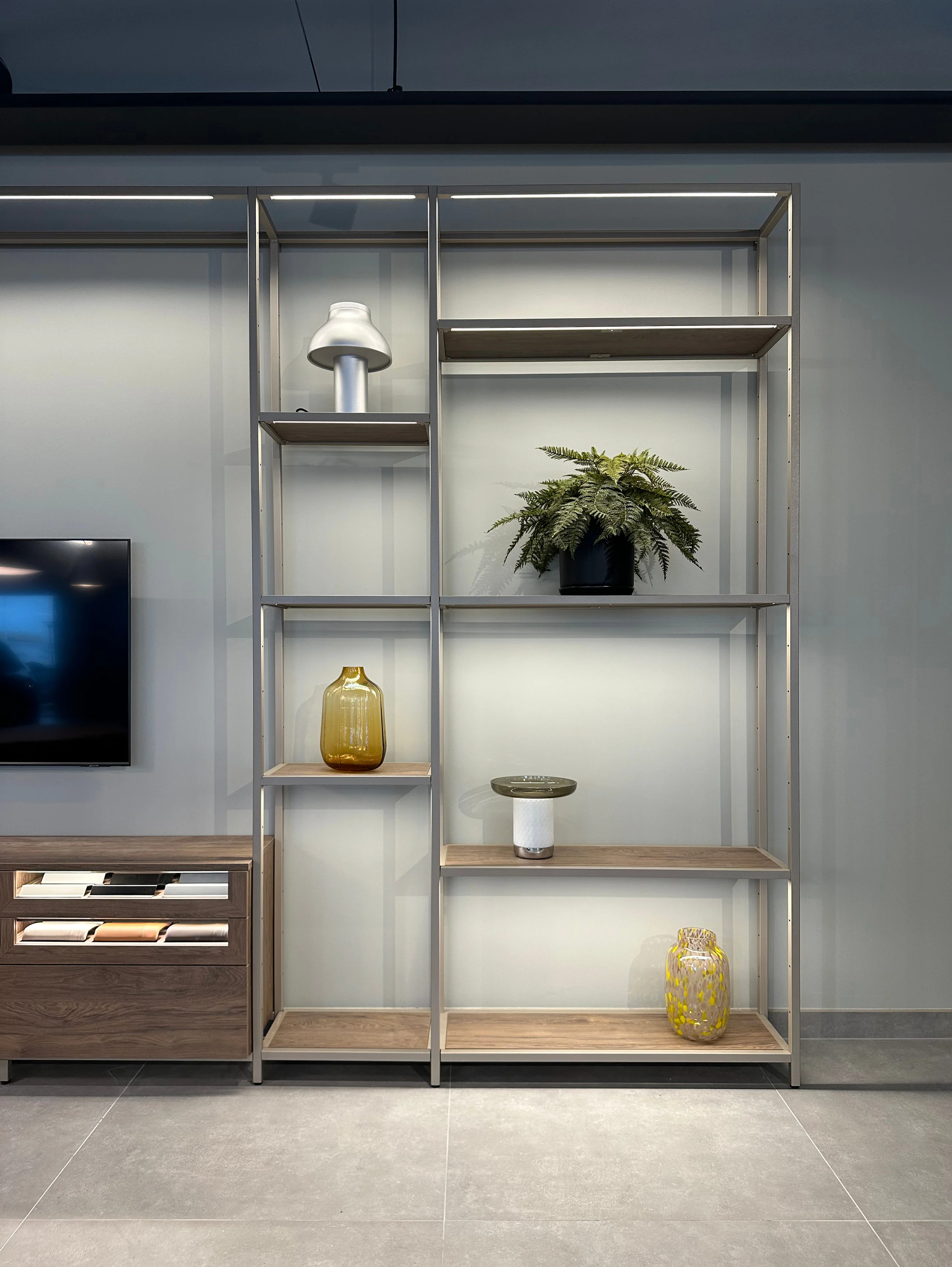 Material för butiksinredning med display