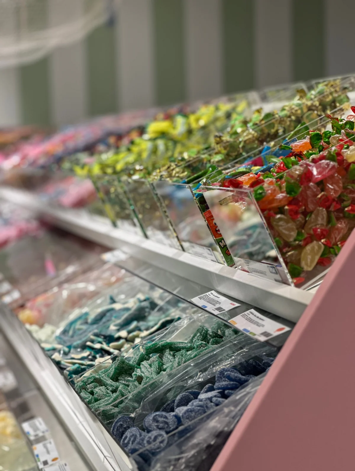 Har ni en befintlig godisbutik eller skall ni starta en ny? Vi har inredningen som vi tillverkar direkt från egen fabrik.
