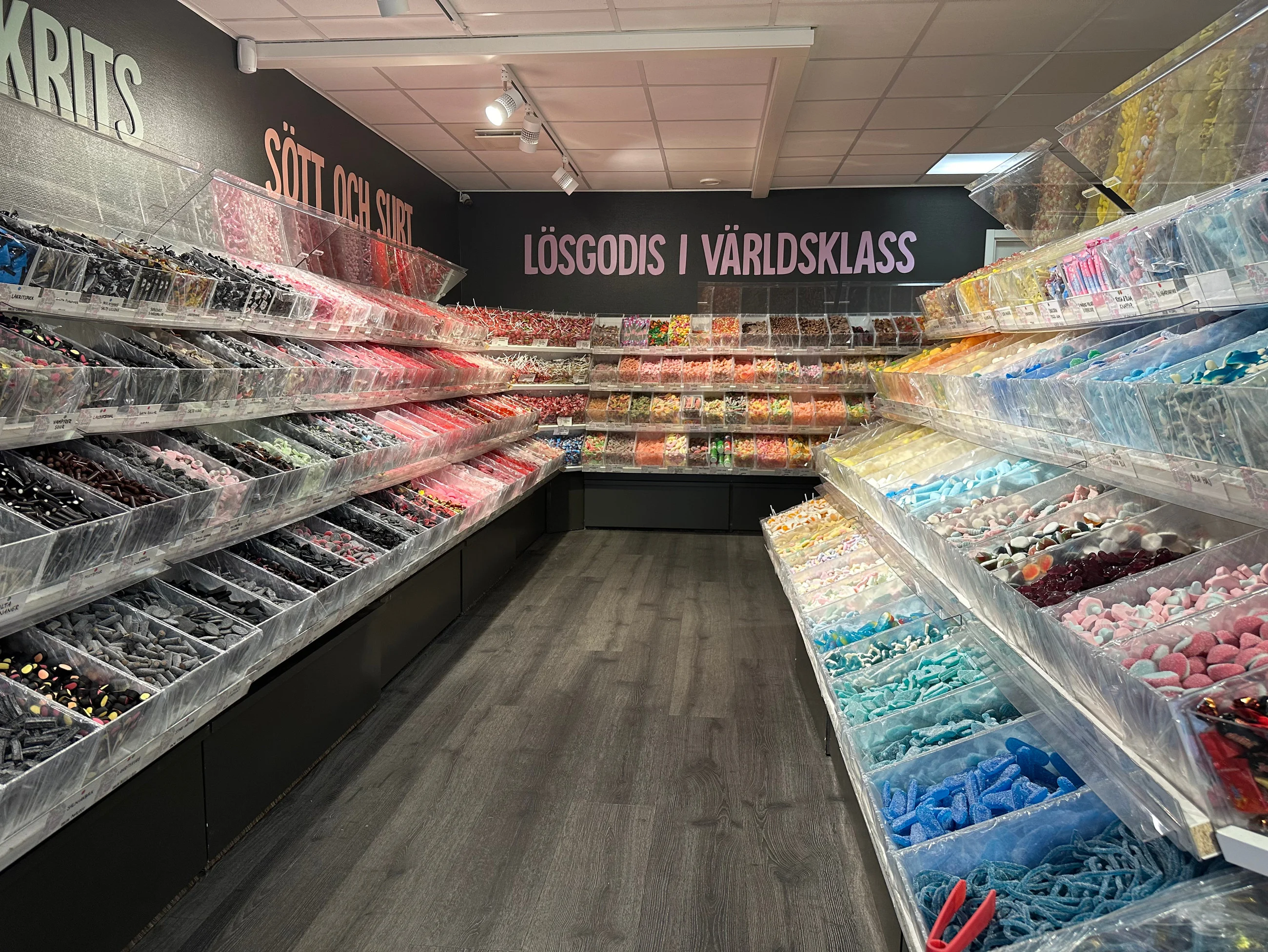 Godisställ inredning godisbutik med svenskt ursprung.