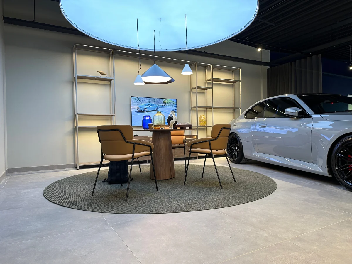 BMW hos Holmgrens Bil — butiksinredning av Smålandsinredningar